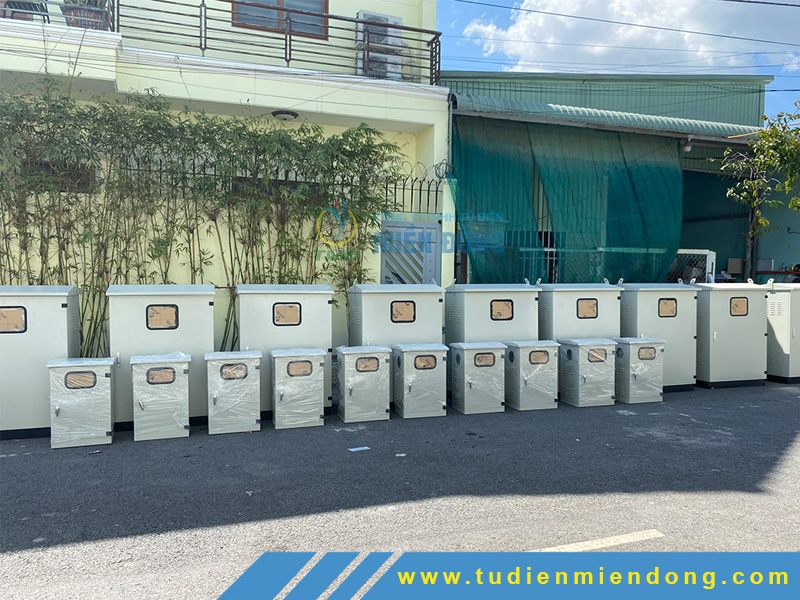 Vỏ tủ điện kín nước có mái che Vỏ tủ điện kín nước có mái che